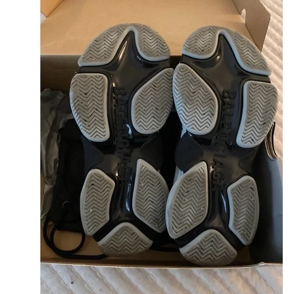 Balenciaga Men's Gray and Black Sneakers - Picture 3 of 5